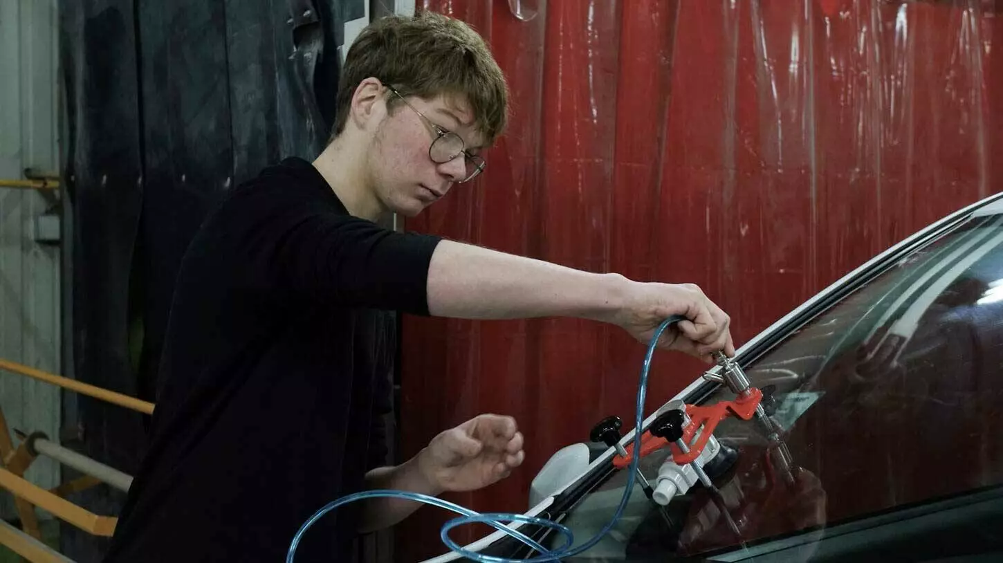 étudiant en carrosserie